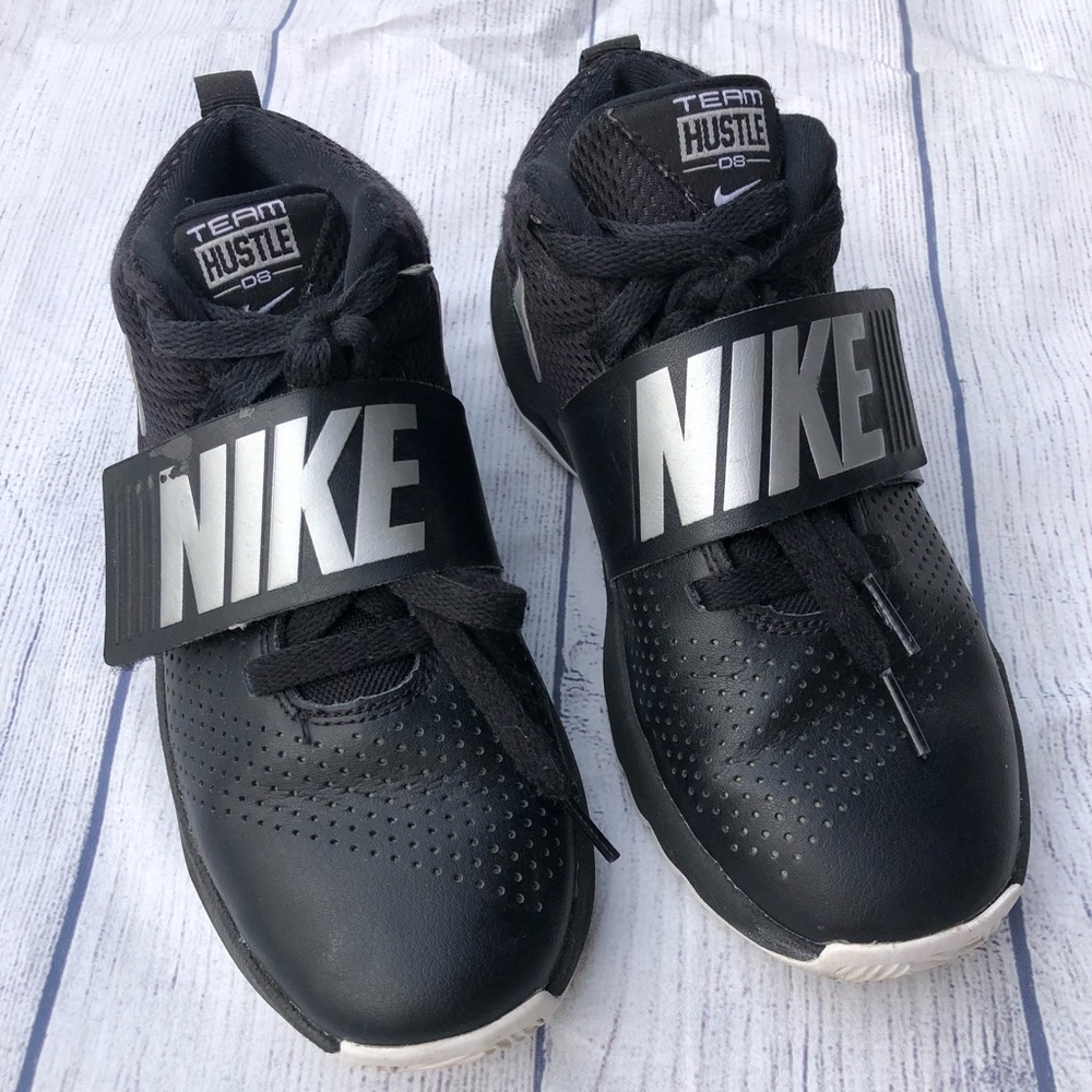 Boys Nike shoes - Basketball - Team Hustle